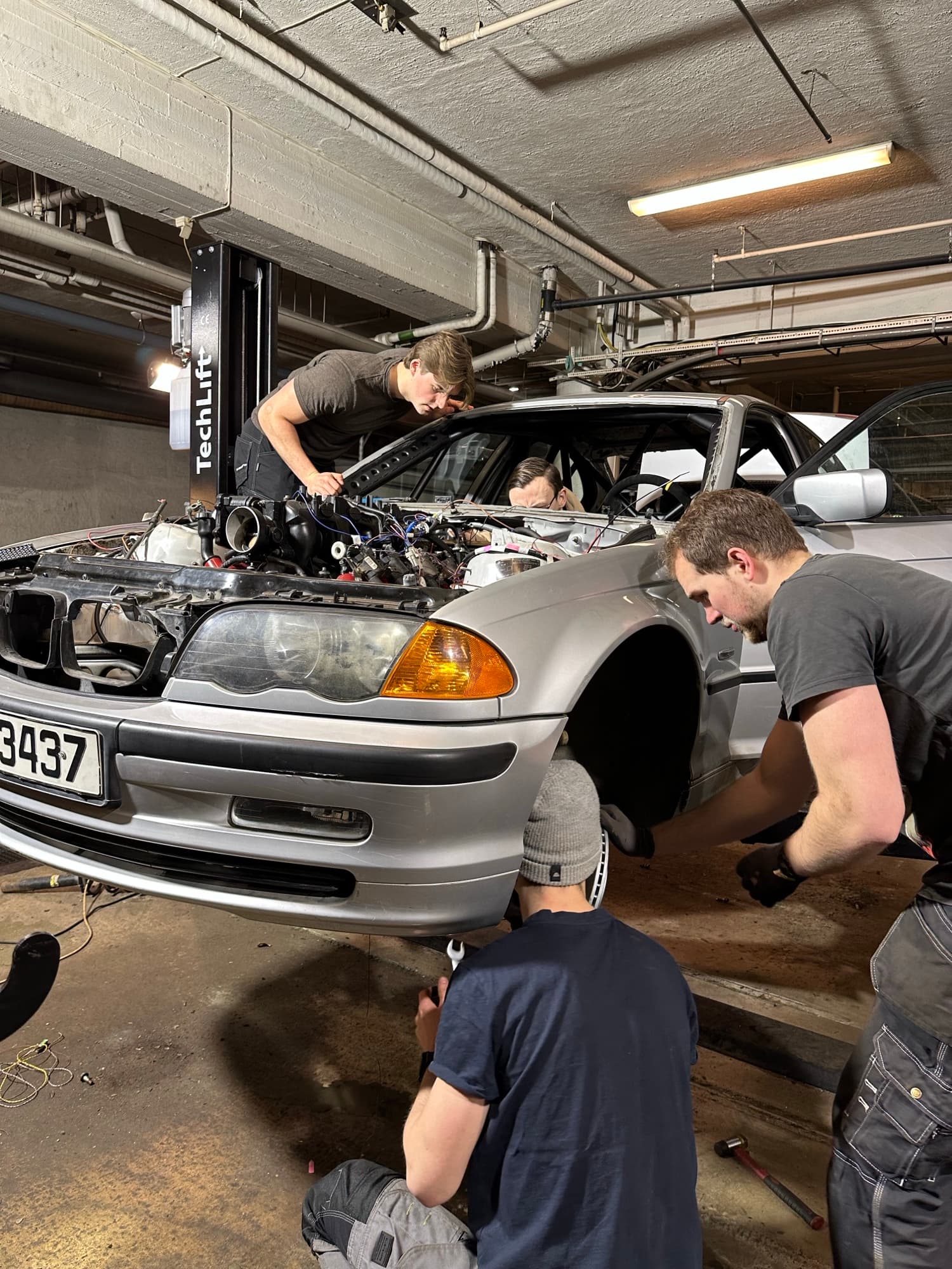 Burnout Motors-teamet jobber i verkstedet