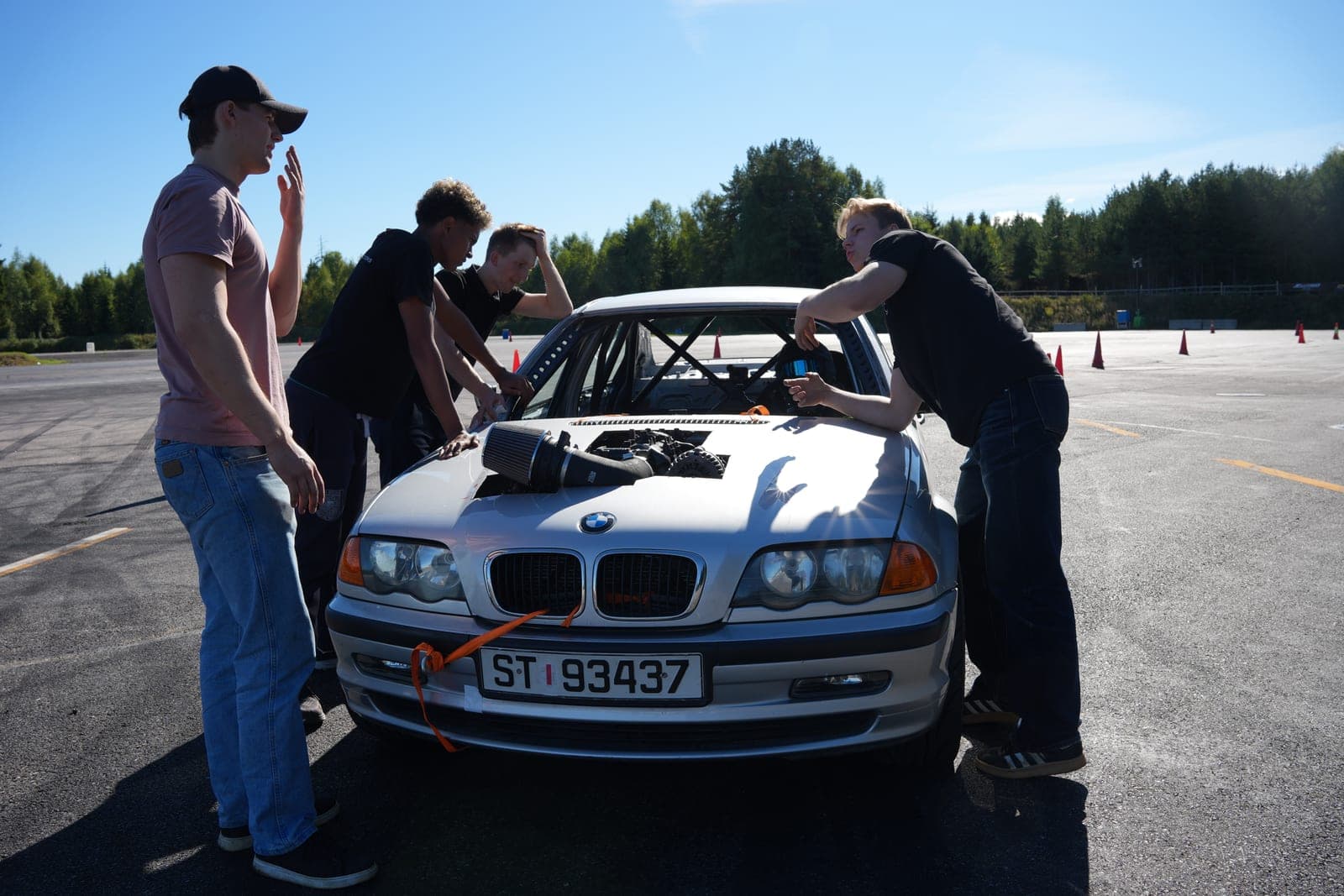 Teamet rundt bilen på banen