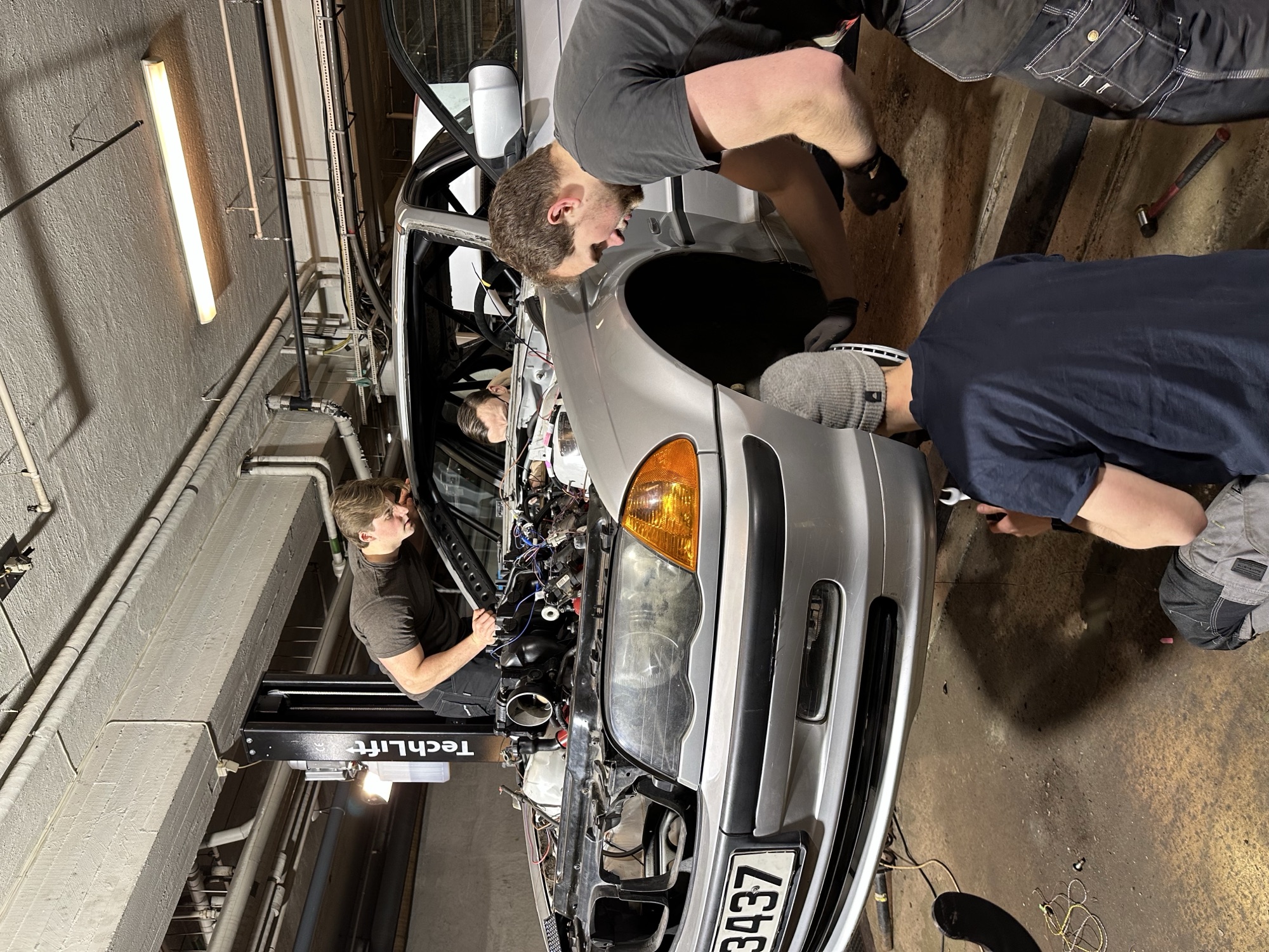 Burnout Motors-teamet jobber i verkstedet